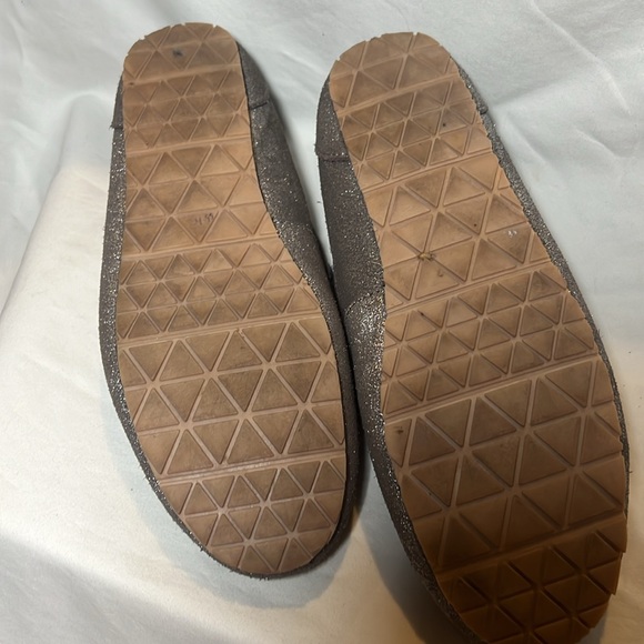 Clarks Faux Fur Lined Moccasin Slippers-Silver Metallic-10M (only worn inside!) - Picture 3 of 4